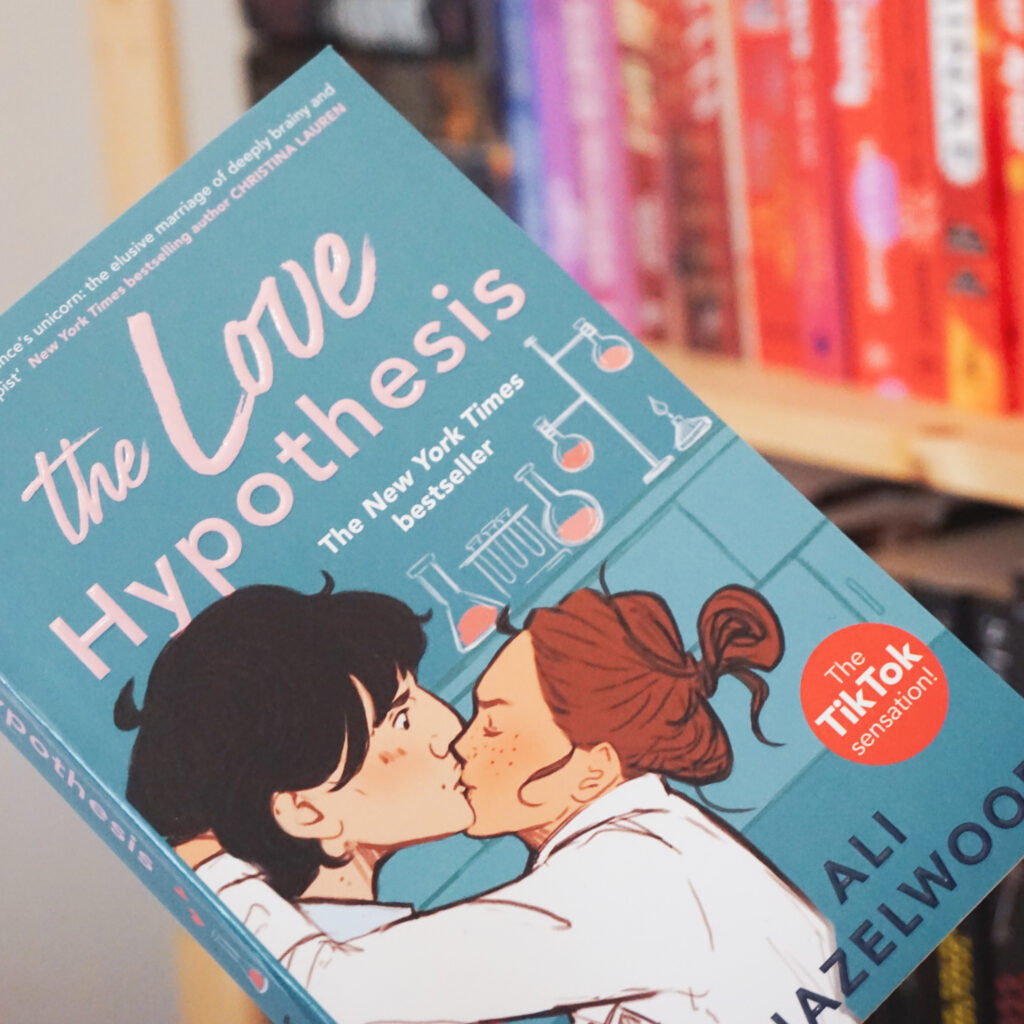 "The love hypothesis"/ „Die theoretische Unwahrscheinlichkeit von Liebe“ von Ali Hazelwood
