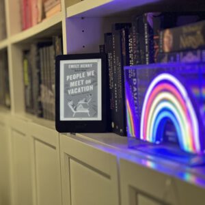 PEOPLE WE MEET ON VACATION von Emily Henry – Buch vs. Film