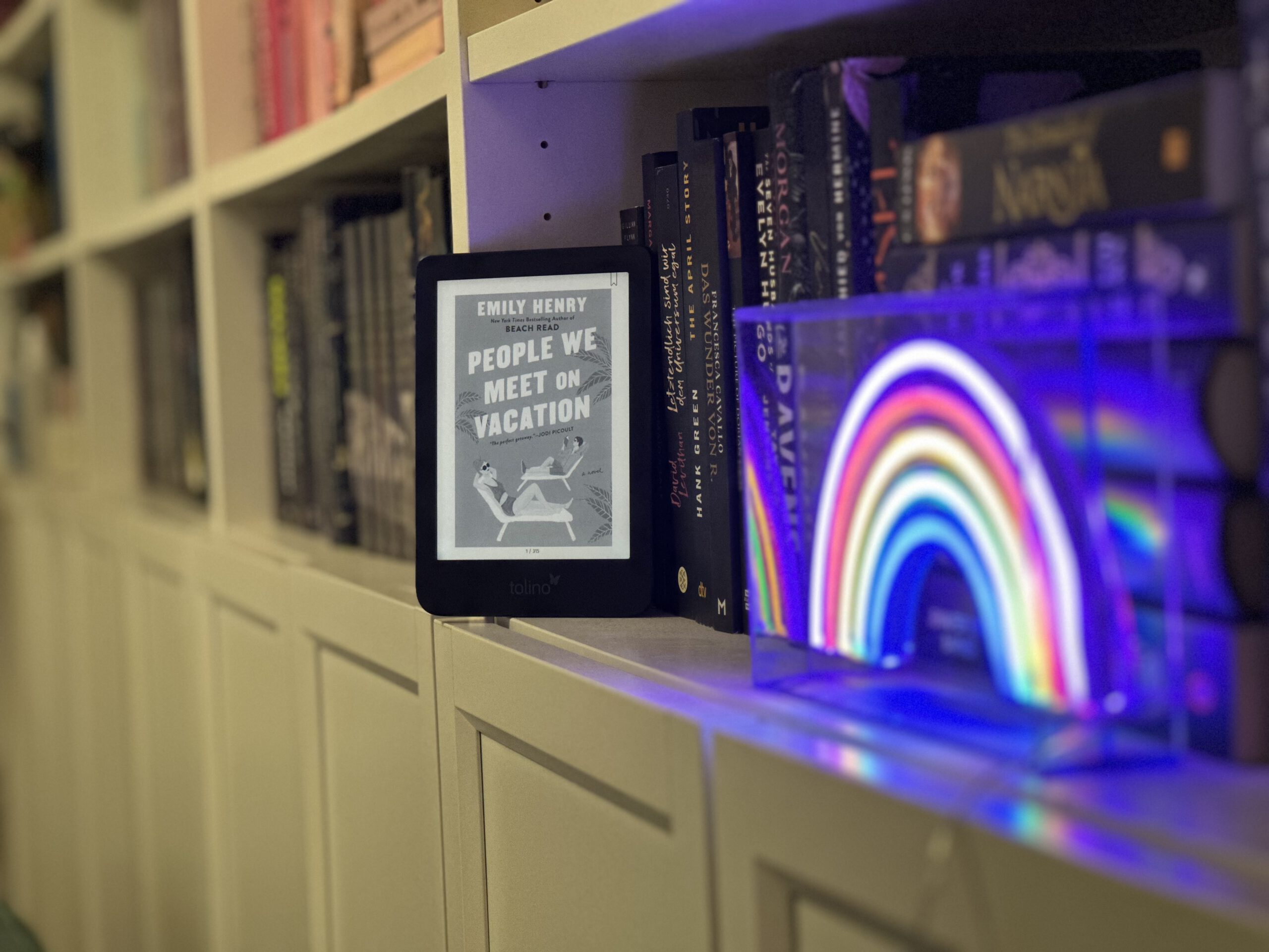 PEOPLE WE MEET ON VACATION von Emily Henry – Buch vs. Film