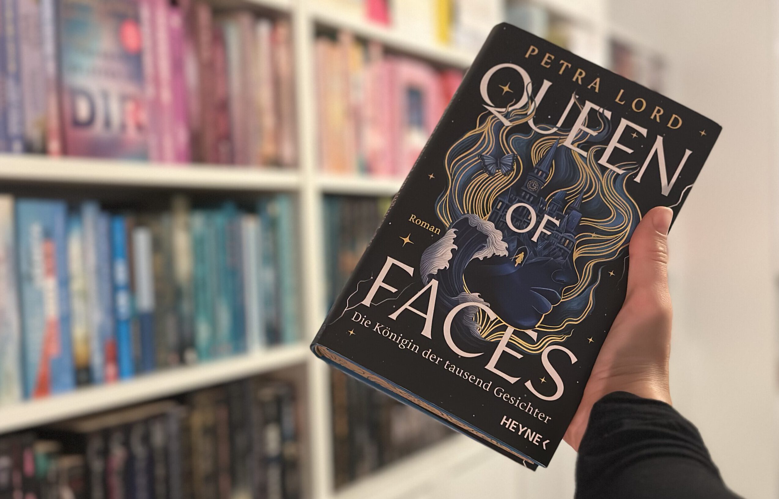 QUEEN OF FACES von Petra Lord